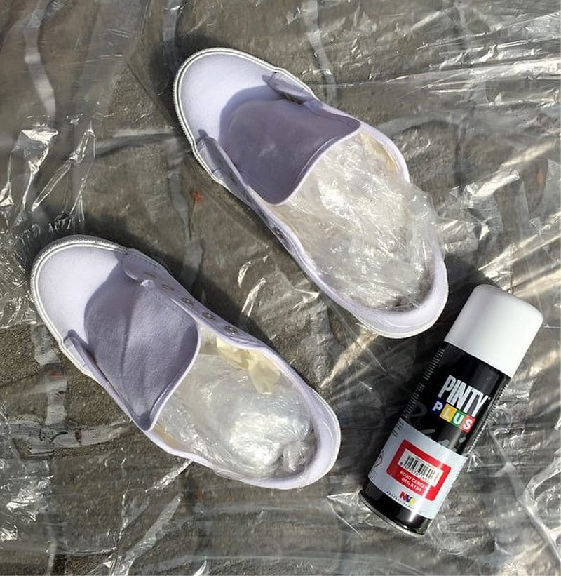 Cambia el color de tus zapatillas con spray Pintyplus Basic 2