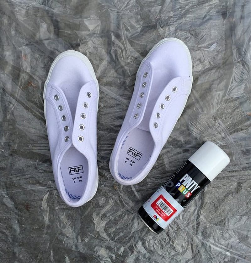 aguacero Combatiente genéticamente Cambiar el color de tus zapatillas con spray Pintyplus Basic - Shakingcolors