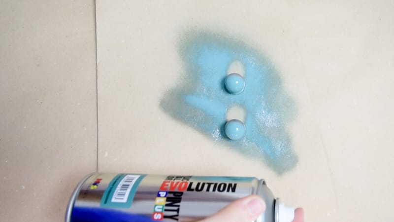 Renovar pomos con pintura en spray Pintyplus 5