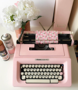 máquina de escribir pintada con chalk paint en spray Pintyplus