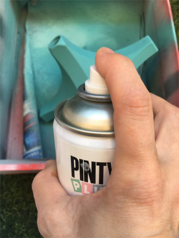 reciclar una bola del mundo con chalk paint en spray