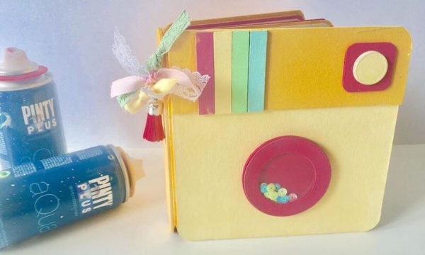 mini álbum con fotos de instagram decorado con pintura en spray