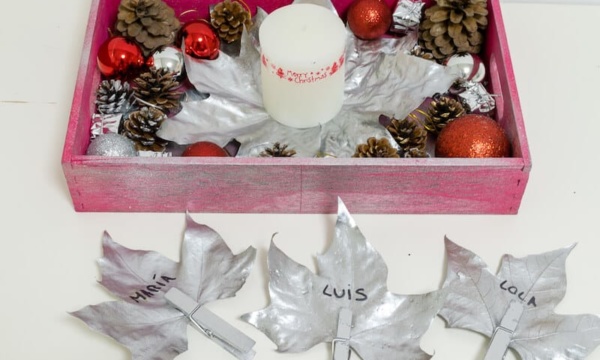 centro de mesa navideño con materiales reciclados