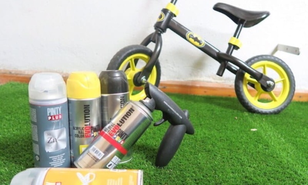pintar una bici Batman con pintura en spray