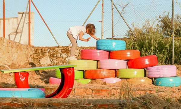 parque infantil con neumáticos reciclados con Pintyplus