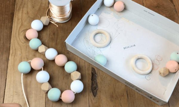 Haz tu propia guirnalda DIY de bolas de madera chalk en spray