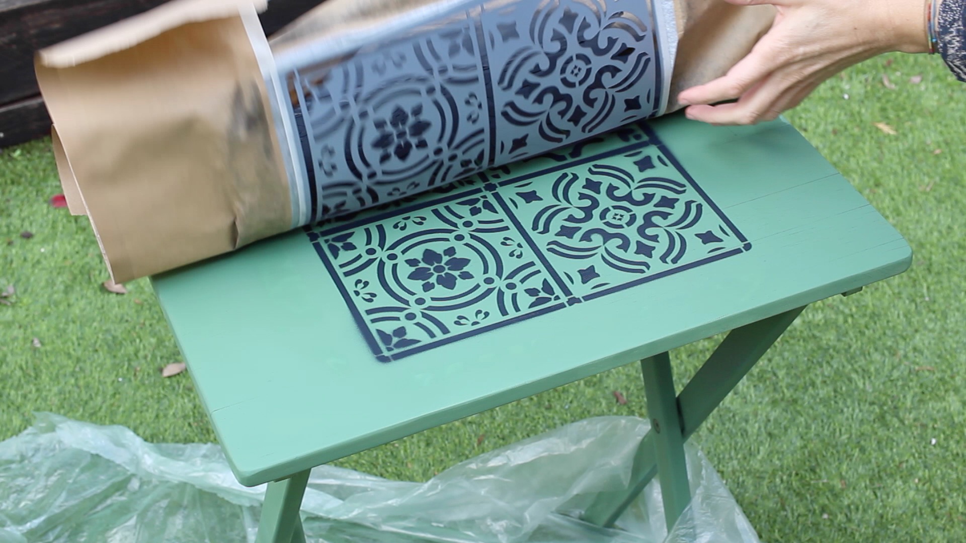 sitio de madera Valiente Cómo pintar una mesa de jardín con spray base agua y plantillas de pintura  - Shakingcolors