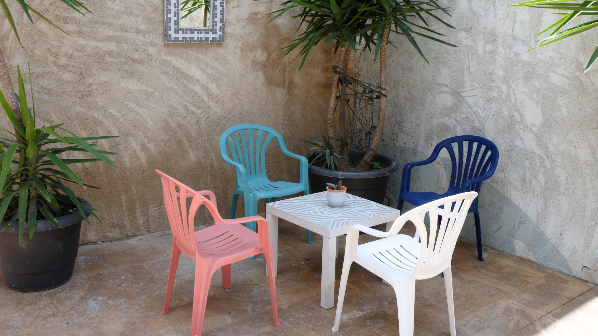 Omitir Democracia Escupir Cómo renovar sillas de plástico con pintura en spray | Shakingcolors